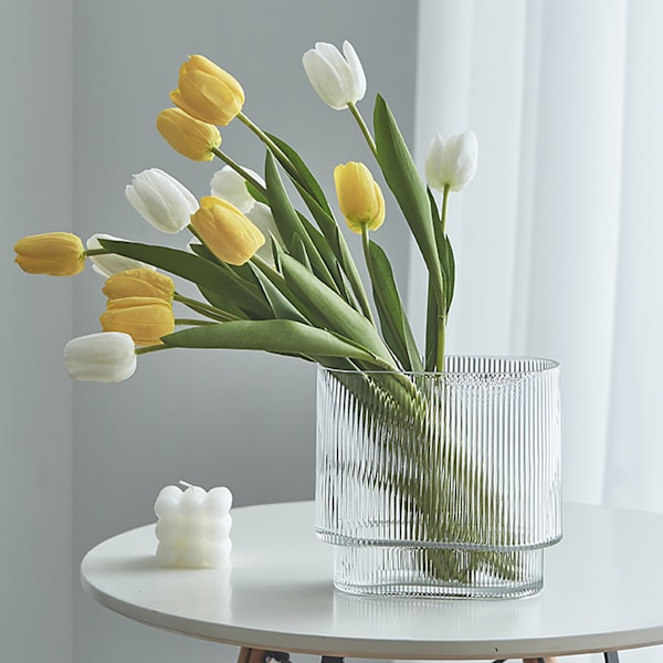 Elegant U-formad glasvas med transparent vertikal ådring
