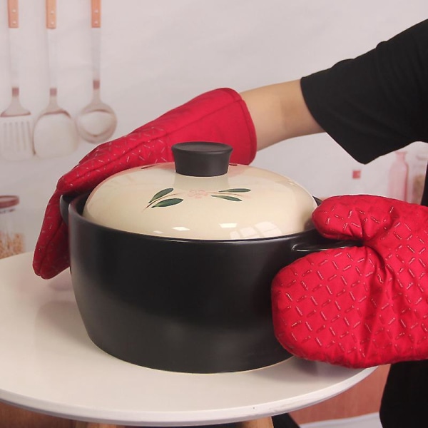 Röda värmebeständiga set i silikon för matlagning i kök, halksäkra och flexibla handskar för ugn, skyddar händerna från heta ytor