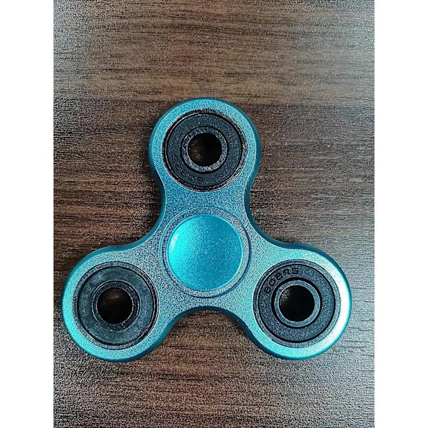 Tri-finger mässing fidget spinner leksak med hållbart lager i rostfritt stål för höghastighetssnurr