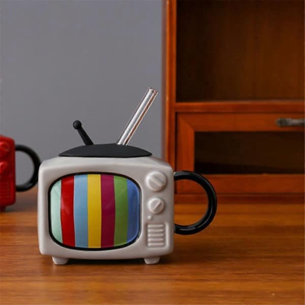 Firkantet keramisk kaffekoppsett med sugerør og retro-TV - Lys grå