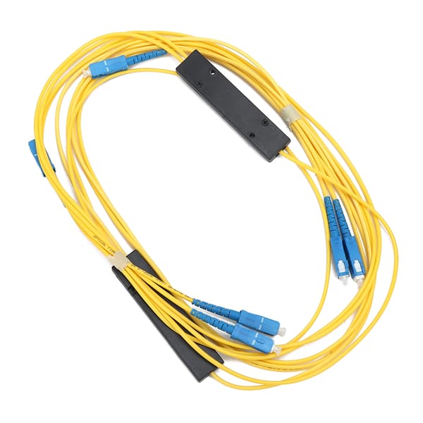 2 stk 1x2 fiberoptisk splitter innsettingstap 3,8dB.MAX kanaluniformitet 0,6dB.MAX