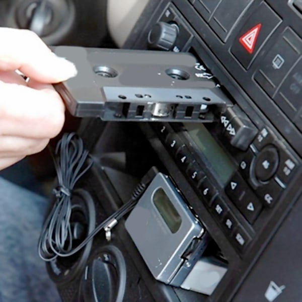 Universaali kasettisovitin autoon, jossa 3,5 mm:n urosliitin MP3-, MP4-soittimelle ja puhelimeen