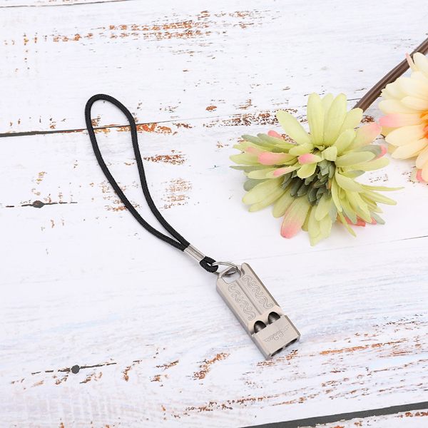 Bärbar dubbelrör Survival Whistle Titanium Alloy Student Outdoor Emergency Whistle med rep
