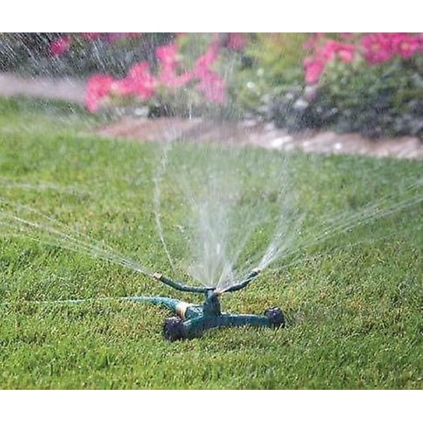 Kolmihaarainen metallisprinkleri pyörillä varustetulla jalustalla