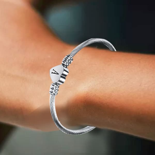 Titanium Stål Armbånd Elegant Klassisk Enkelt Design Bogstav A Hjerteformet Armbånd til Kvinder