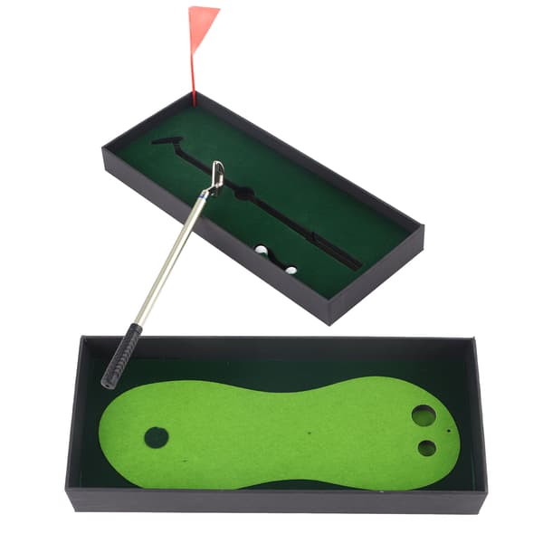 Skrivebordssett for lite golfspill med kulepenn, puttere, golfball, puttingmatte og flagg