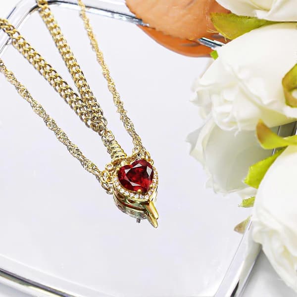 Halskæde til par med hjerte og sværd, forgyldt rustfrit stål, lyserødt hjerte med zirconia, trendy matchende halskæde med sværd gennem hjerte silver red