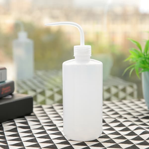 500 ml plastklämflaska för suckulenter med smal mun och måttskala