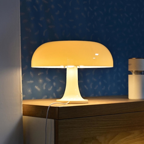 Oppgrader rommet ditt med vår elegante, dimbare retro sopplampe i lysegul