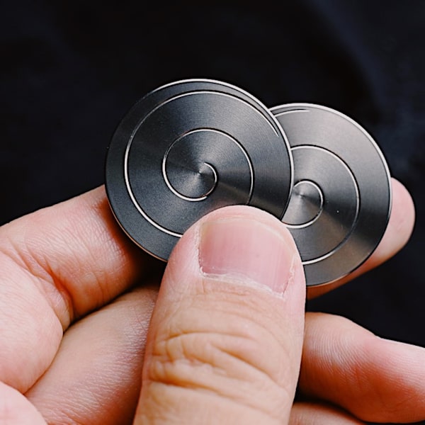 Snurrande skrivbordsleksak i metall, spiralformad myntavslappning