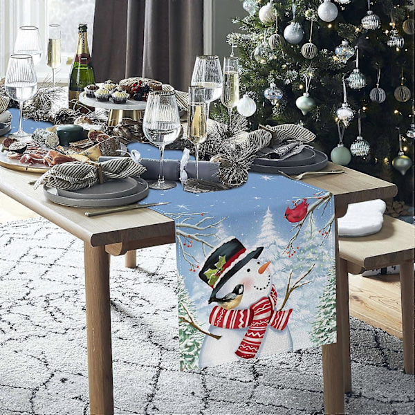 Julebordløper med snømann, snødekte furutrær, fugl, blå vinterbordløper (33 x 183 cm).