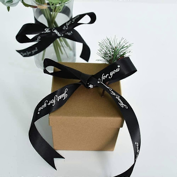 Satinband med trycket 'Just for You' - För bröllop, födelsedag, alla hjärtans dag, blomsterarrangemang, presentinslagning - Svart (3 cm brett x 41 m långt)