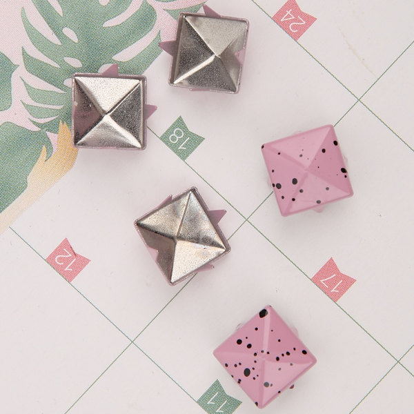 200 stk pyramidepynt klær dekorativt tilbehør metall pyramidenitter 10mm rosa base og svart punkt