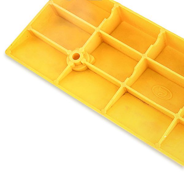 Kantstensramp i plast, 13 cm hög tröskel, uppfartsramp, fri skarvning, halkfri lutningsramp, gul