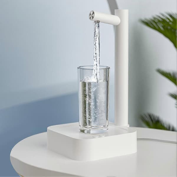 Firkantede baser Bordvannsdispenser USB oppladbar vanndispenser for utendørs drikkedispenser Vit