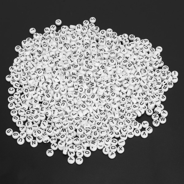 DIY akryyli pyöreät aakkoshelmet - 1000 kpl, valkoinen mustilla kirjaimilla