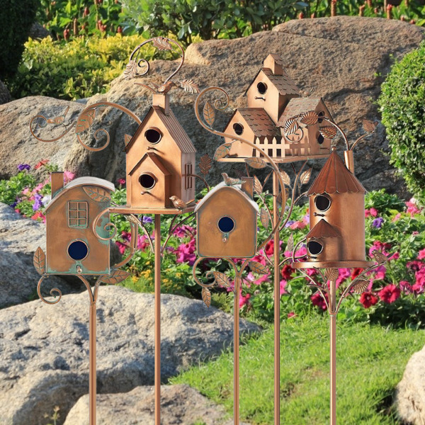 Fågelhus i metall med stolpe Metallkonst Stuga Fågelhusstakar Hummingbird House Nödställda fågelhus i metall Trädgårdsinredning