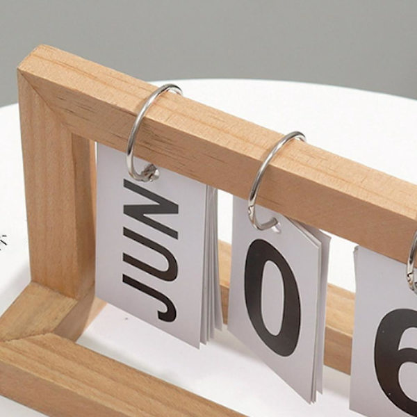 Rustikk Flip Skrivebordskalender av tre med Pendel - Innredning til hjemmet og kontoret