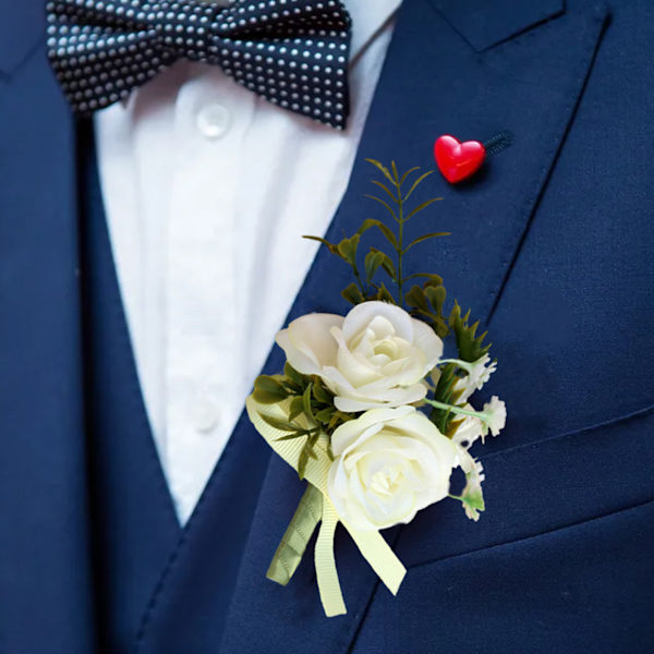 Brud og brudgom knapphullsblomst brudepike og forlover corsage rose knapphullsblomst