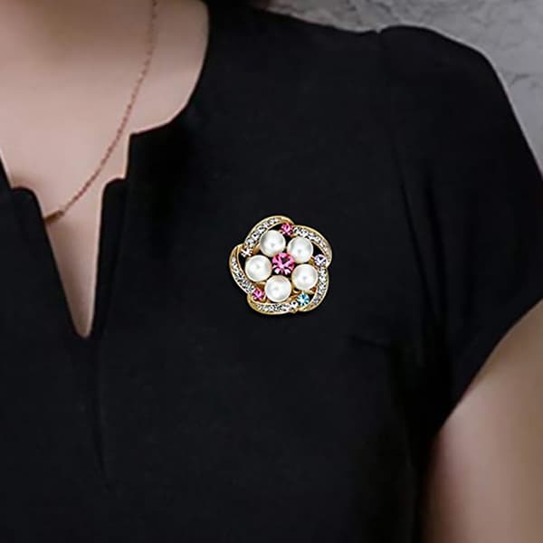 Mode blomsterformet legeringsbroche med zirkon- og imiteret perledekoration