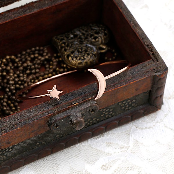 Åben armbånd til kvinder i kobberbelagt armbånd med måne- og stjernedekoration (rosa guld)
