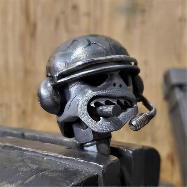 Stående Krigare av Skrotmetall - Handgjord Kolvman, Kreativ Krigs Action Resin Figur