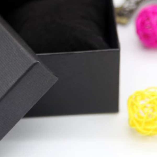 Tyylikäs musta watch – kevyt ja käytännöllinen watch kotiin, case ja töihin
