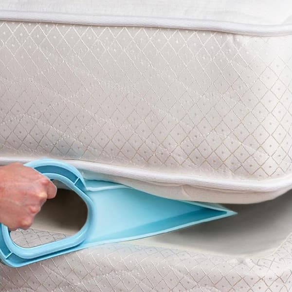 Ergonomisk madrasløfter i plast til nem opredning og løft