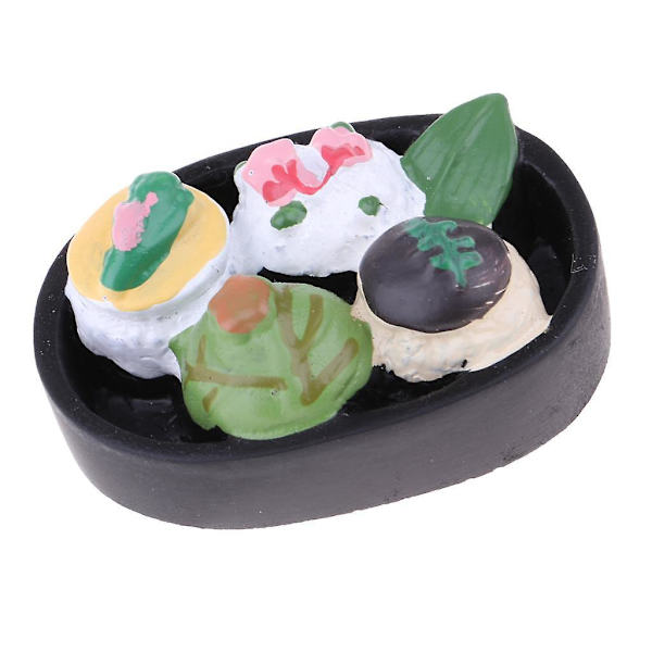 Onigiri 1:12-koon nukkekodin tarvikkeisiin, miniatyyrikeittiön ruokakoriste