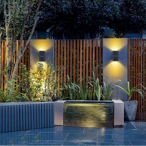 2 LED Solarlampa för Vägg Upp och Ner Belysning Utomhus Solljussensorlampa IP65 Vattentät Modern Nordisk Stil Dekor för Hem Trädgård Veranda