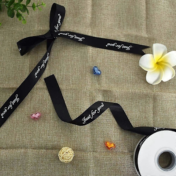 Satinband med trycket 'Just for You' - För bröllop, födelsedag, alla hjärtans dag, blomsterarrangemang, presentinslagning - Svart (3 cm brett x 41 m långt)