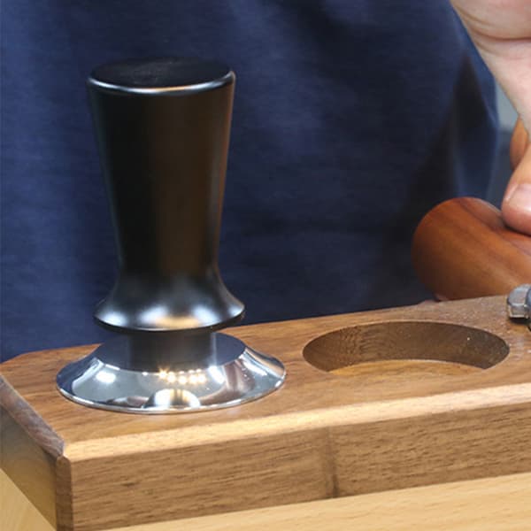 Elastisk kaffetamper i rustfritt stål med konstant trykkfjær, 2. generasjon svart 53mm/2.1in