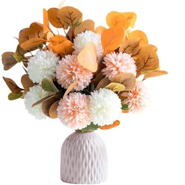 Kunstig broderi med keramisk vase - imitasjon av en bukett broderte blomster dekorerer familiens samlingsbord med en ekte oransje blomst