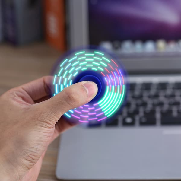 1 stk. ny LED-lys 18 mønstre Flash Fingerspids Spinner Stressaflastning EDC Håndfokuslegetøj (blå)
