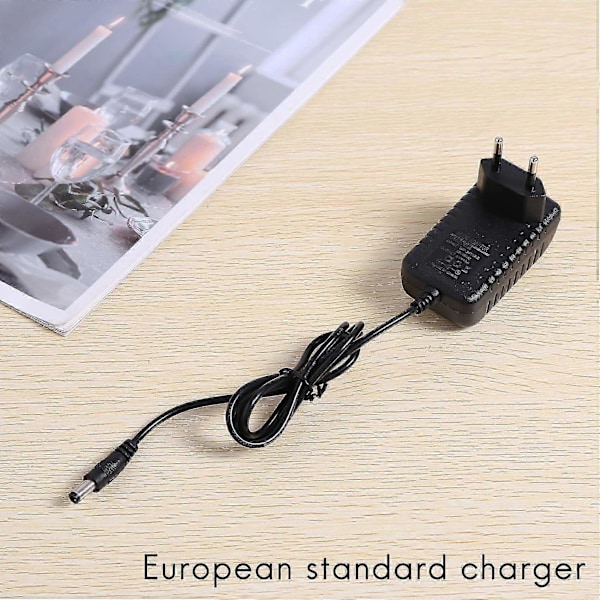 AC 100-240V til DC 9V 2A Adapter Konverter Strømforsyning Lader (EU Plugg)