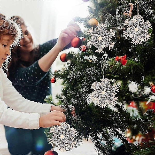 Julepynt i tre til å henge på juletreet