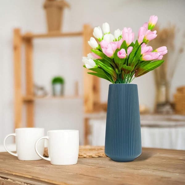Moderne dekorativ blomstervase i plast for hjem, stue og borddekorasjon