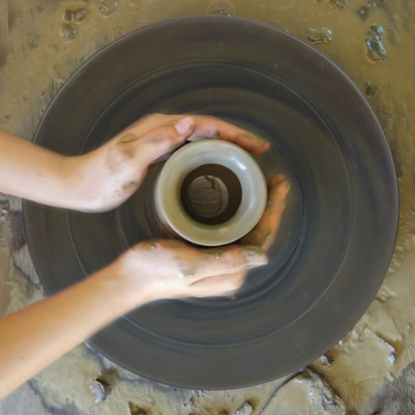 Liten roterande keramisk skulptur med dubbelsidigt keramiskt hjul i plast (11,5 cm)