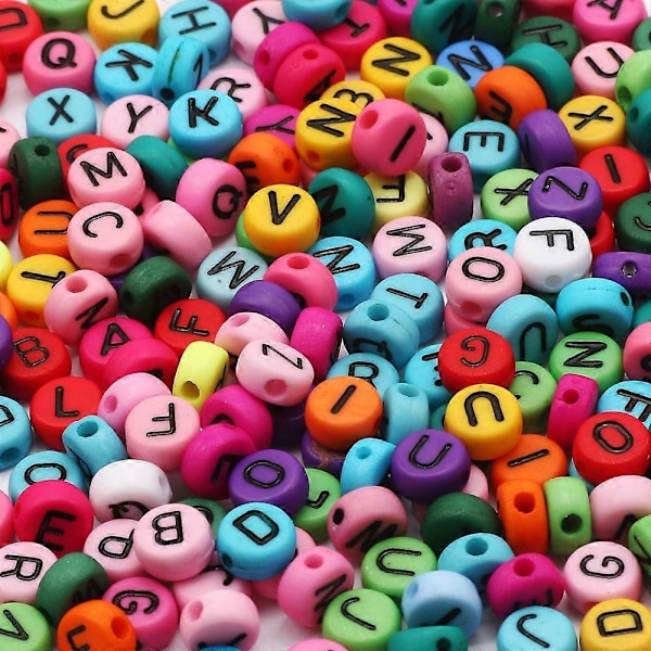 7 mm akrylperler sorte og hvide bogstaver til smykkefremstilling håndlavede armbånd og halskæder B06533 100 stk.