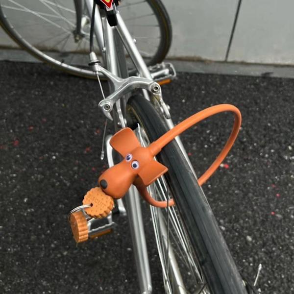 Piirretty polkupyörän kaapelilukko silikonikannella ja avaimilla