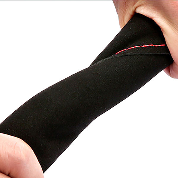 Antislip och slitstarkt bilrattskydd i sammetläder med handsydd söm
