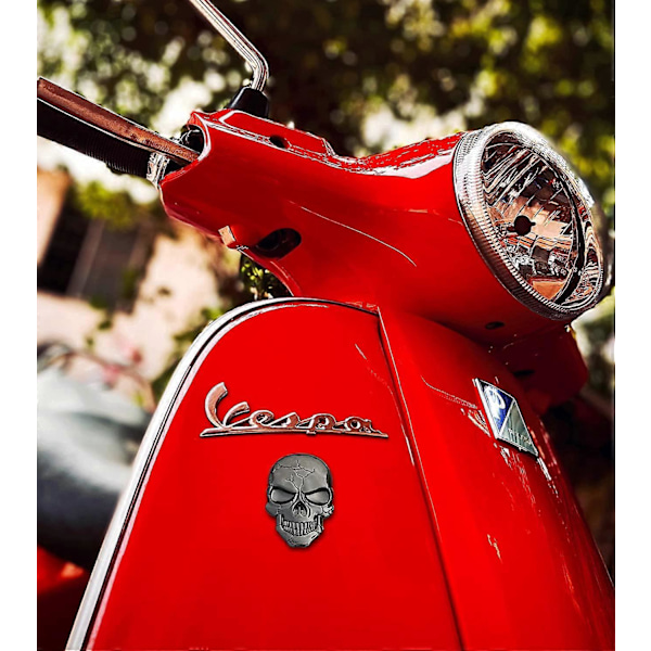 2 kappaleen setti 3D-metallisia pääkallotarroja autoon ja matkapuhelimeen.