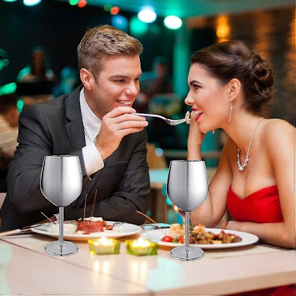 Viinilasi, 2 ruostumattomasta teräksestä valmistettua cocktail-lasia