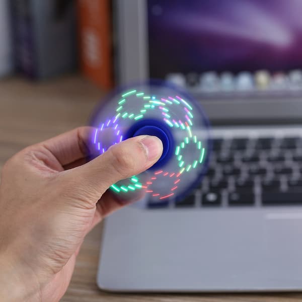 1 stk. ny LED-lys 18 mønstre Flash Fingertip Spinner Stressaflastning EDC Hands Focus Legetøj (blå)