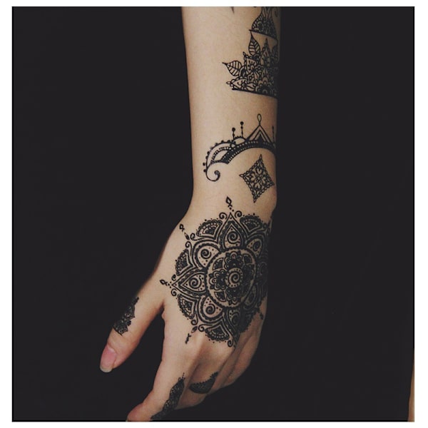 10 Ark med Svarte Midlertidige Tatoveringsklistremerker for Voksne Kvinner Jenter Fjær Mandala Blomst Kunst Kropp Arm Store Tatoveringsark Blonder Bryllup Midlertidige Tatoveringer