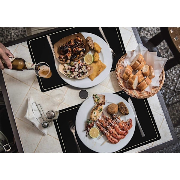 Svarta Placemats för Matbord Set om 6, Vattentäta Avtorkningsbara PU Läder Bordstabletter Inomhus, Tvättbara Köksbordsunderlägg för Påsk Thanksgiving Jul