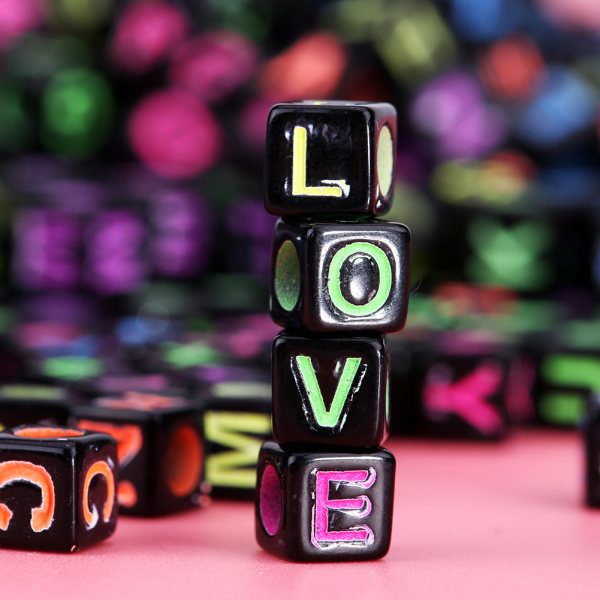 500 stk plast blandet kube alfabet bokstavperler for DIY smykker å lage armbånd halskjede