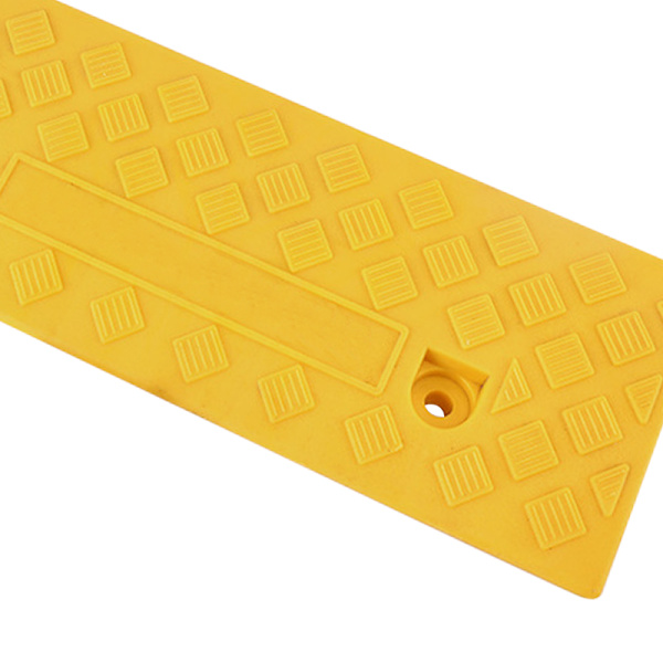Kantstensramp i plast, 13 cm hög tröskel, uppfartsramp, fri skarvning, halkfri lutningsramp, gul