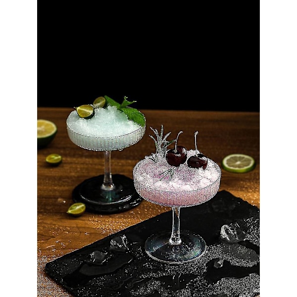 Suuret vaaleanpunaiset margarita-lasit tyylikkäisiin cocktail-juhliin