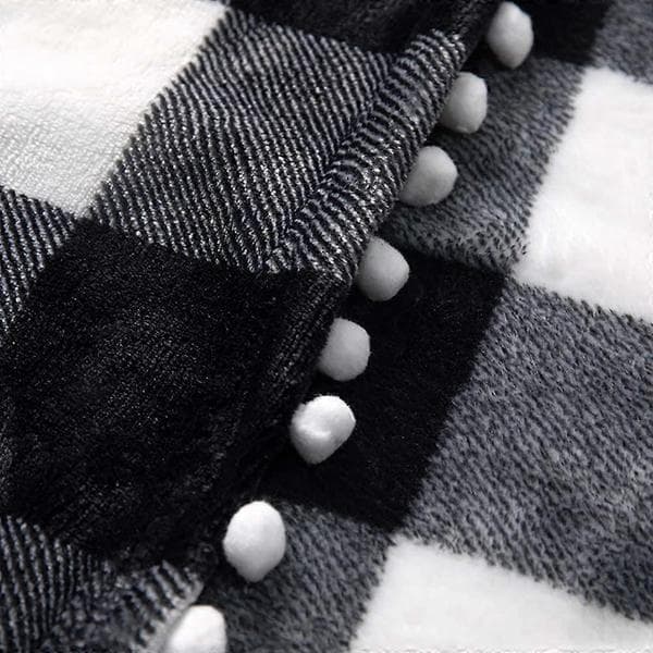 Fleece tæppe med kvastkant, sort og hvid bøffelternet flannelplaid til sofa og seng, velegnet til alle årstider (130x150cm)